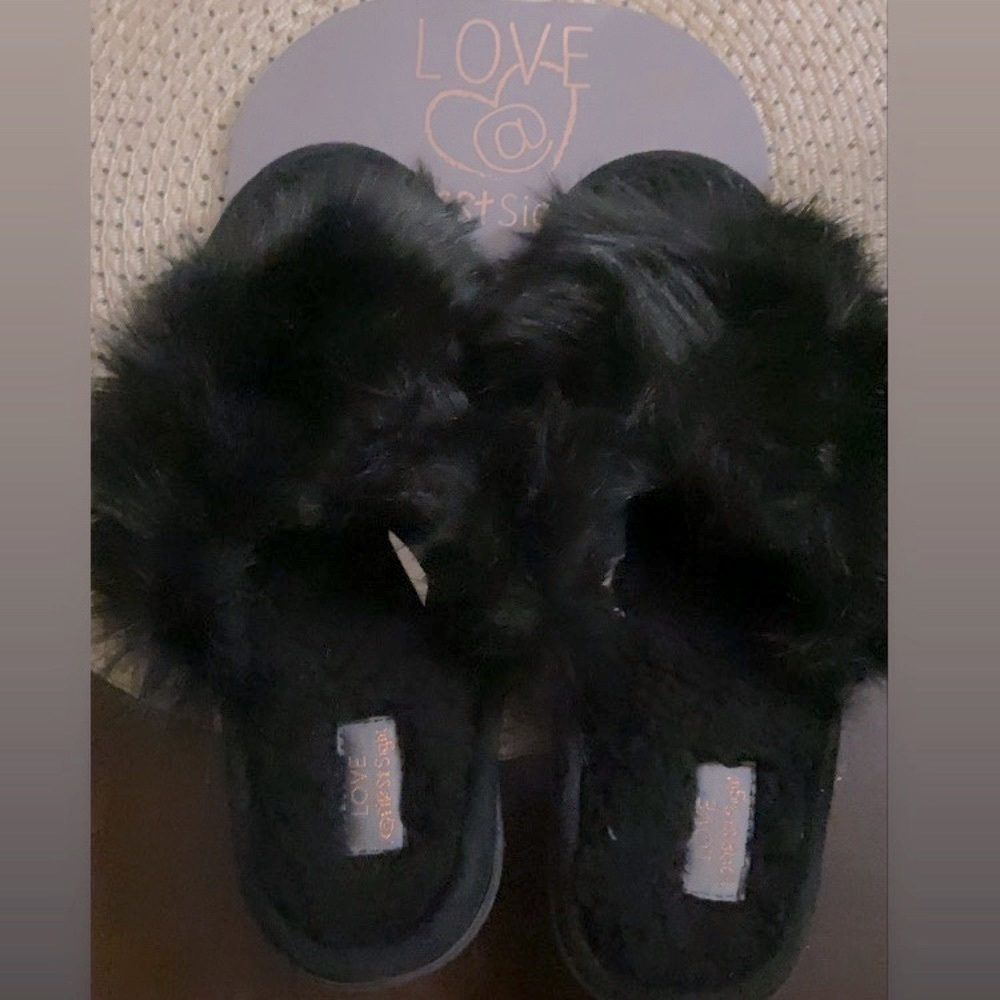 Black slippers ✨